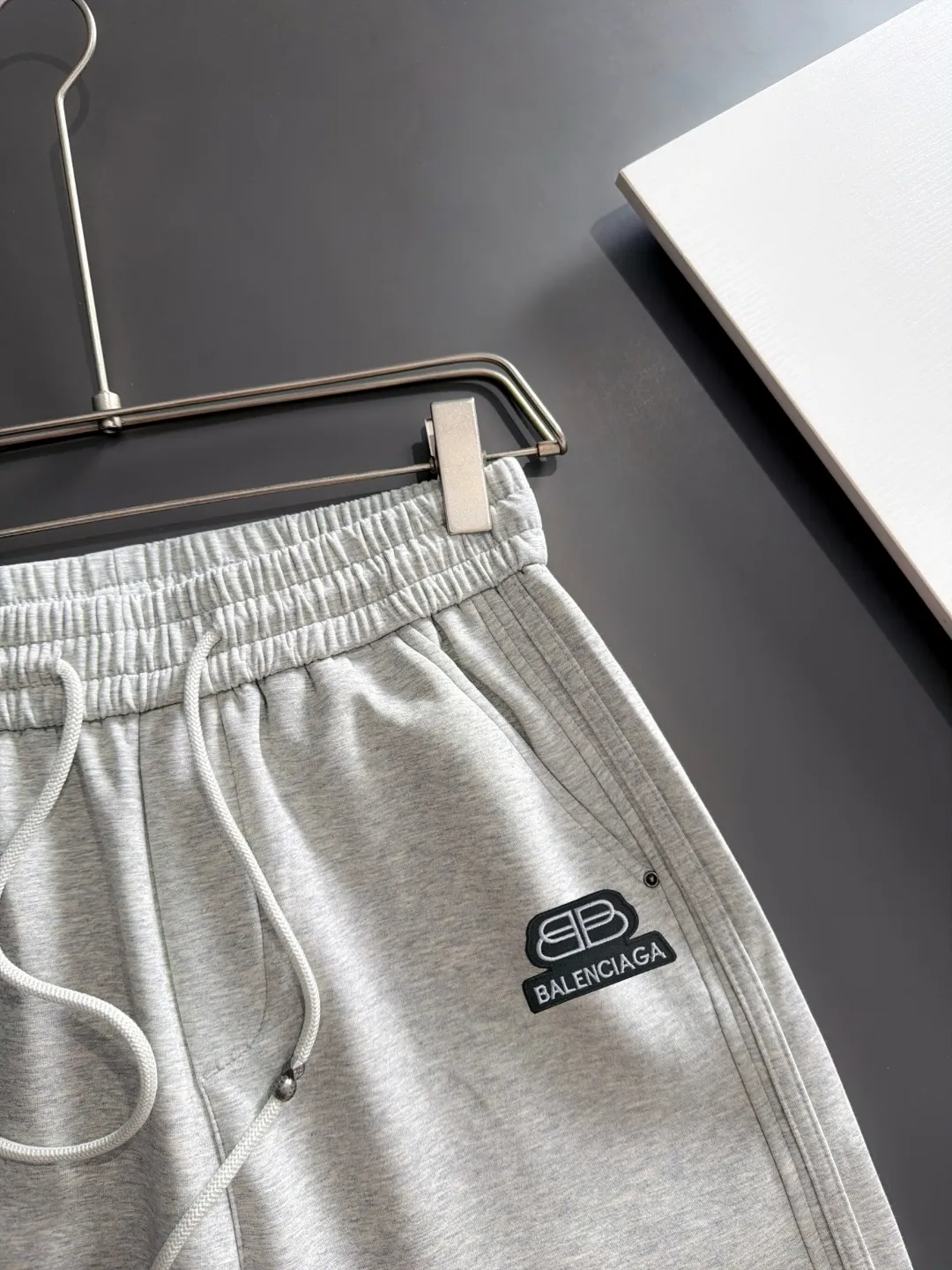 The next day we shipped the P195 Balenciaga High Quality New Arrival Elastic Casual Pants Fall/Winter 2026. The custom-made fabric at the counter has a high degree of comfort, impeccable details, and the design concept of the brand elements reflects high quality. The hand feels delicate and soft! Casual cuts and awesome upper body! Sizes: S-3XL